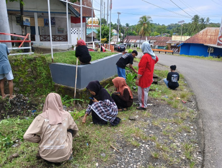 Album : KERJA BAKTI DI HALAMAN POSYANDU